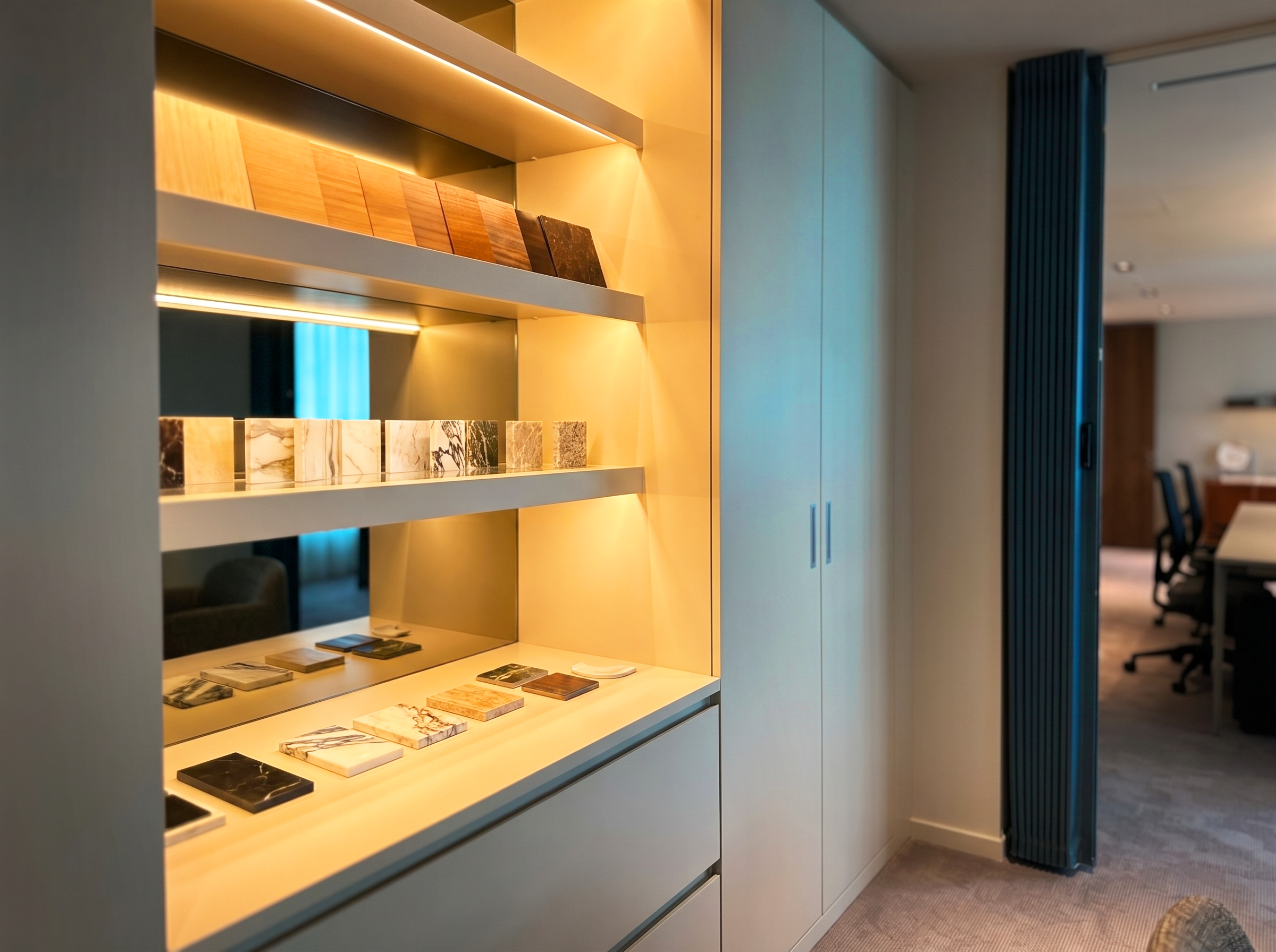 Studio di architettura con tavoli di lavoro e luce naturale