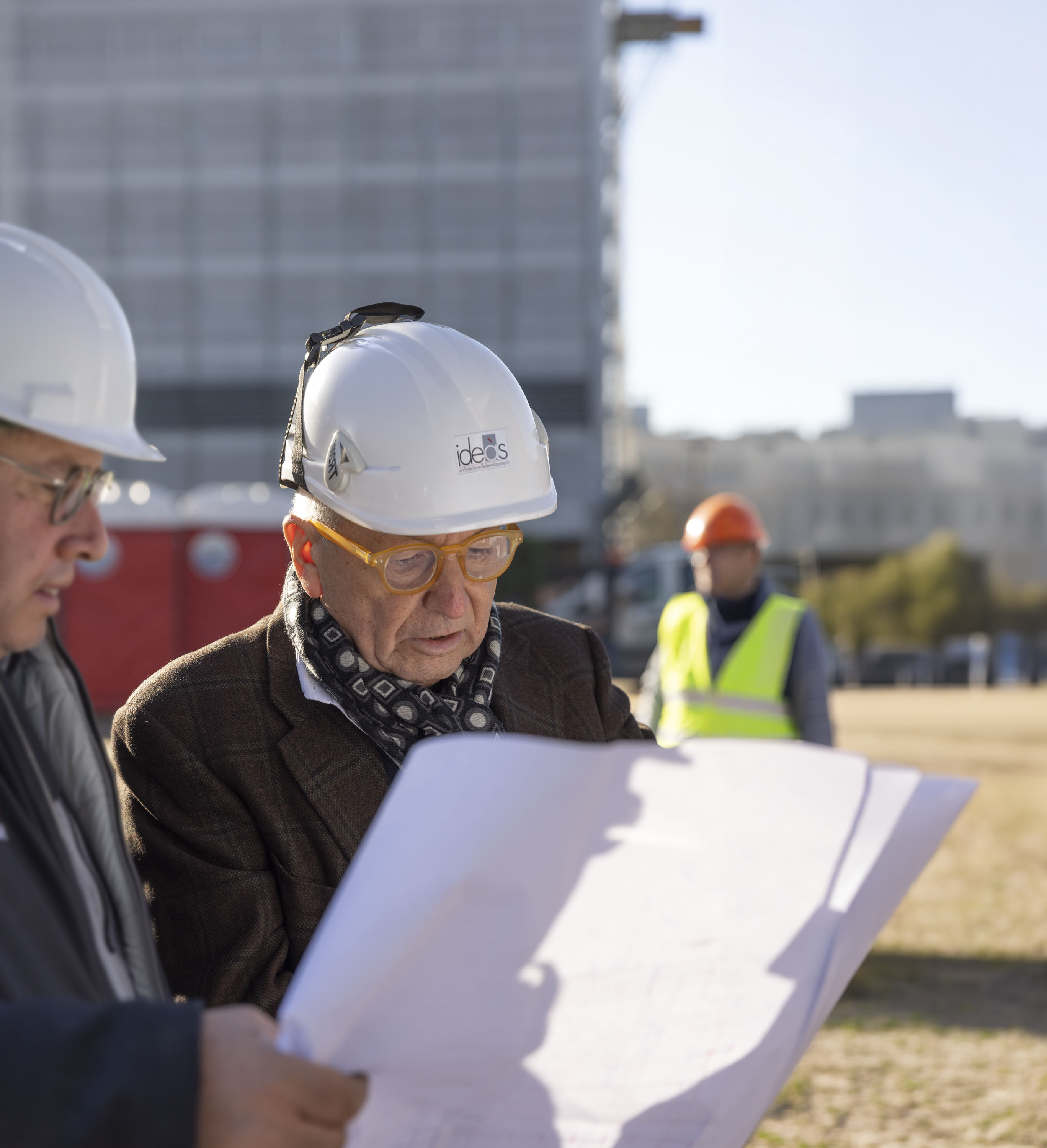 Studio di architettura con tavoli di lavoro e luce naturale